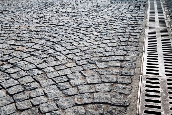 Pengaruh Material dan Kemiringan Terhadap Kinerja Drainase